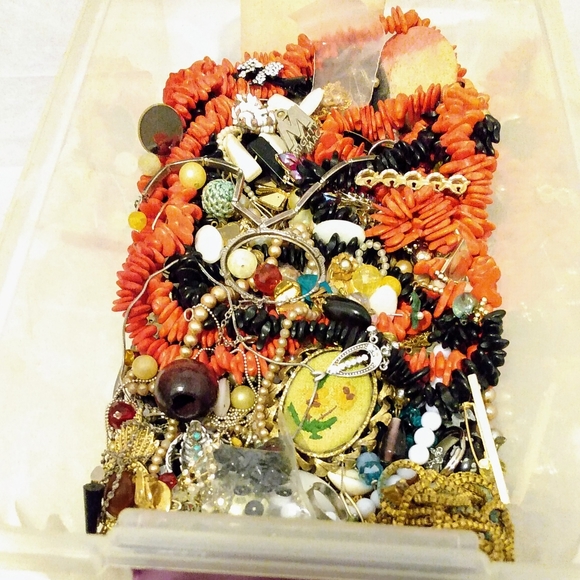 Costume Jewelry Scrap Lot 5lbs. - Picture 4 of 8